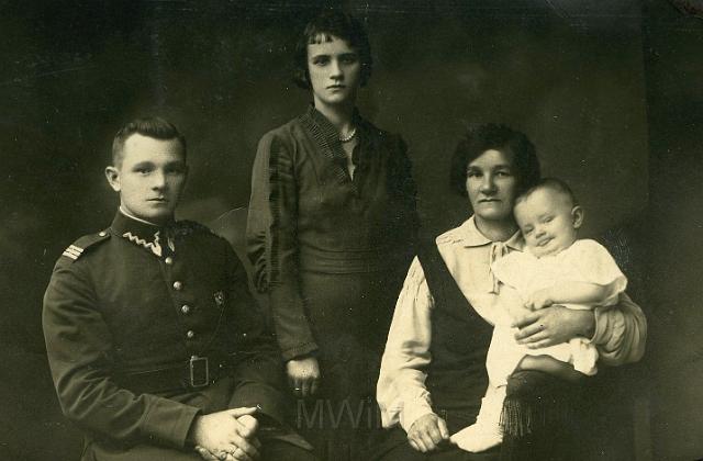 KKE 3077-15.jpg - Od lewej: Zenon Czerniewski (ur. 1906 r.), Jadwiga Czerniewska (Rynkuras po bracie Borjeszo), Aleksandra Rynkunas i Ryszard Czerniewski, Wilno, 1933 r.